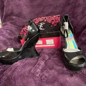 Qupid Jillian Black Patent Leather wedge heels size 7 NEW